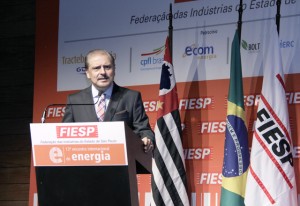 Carlos Cavalcanti, diretor-titular do Deinfra da Fiesp, discursa na abertura do 13º Encontro Internacional de Energia. Foto: Junior Ruiz