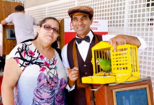 Elizabeth e Wagner: festa da Fiesp fez auxiliar de limpeza descer do ônibus para comemorar os 460 anos de São Paulo. Foto: Tamna Waqued/Fiesp Elizabeth e Wagner: festa da Fiesp fez auxiliar de limpeza descer do ônibus para comemorar os 460 anos de São Paulo. Foto: Tamna Waqued/Fiesp