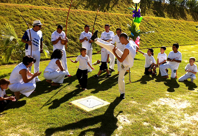 Alunos do Sesi-SP em Santa Rita do Passa Quatro em roda de capoeira: cultura brasileira. Foto: Ayrton Vignola/Fiesp Alunos do Sesi-SP em Santa Rita do Passa Quatro em roda de capoeira: cultura brasileira. Foto: Ayrton Vignola/Fiesp