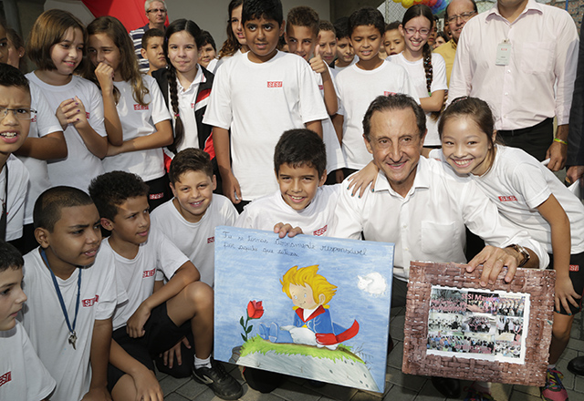 Skaf e os alunos da escola do Sesi-SP de Mauá: “Acredito que a educação pode transformar nossa sociedade”. Foto: Everton Amaro/Fiesp Skaf e os alunos da escola do Sesi-SP de Mauá: “Acredito que a educação pode transformar nossa sociedade”. Foto: Everton Amaro/Fiesp