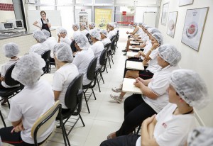 Os familiares dos alunos do Sesi-SP de Mauá podem fazer cursos, como de gastronomia, na escola. Foto: Everton Amaro/Fiesp Imagem relacionada a matéria - Id: 1556015782