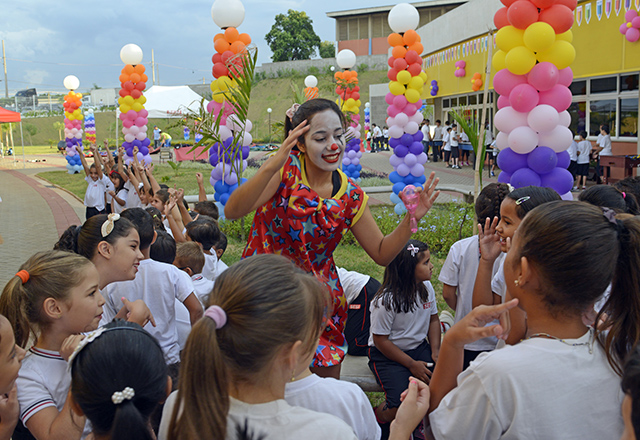 Alunos da escola do Sesi-SP em Agudos na cerimônia de inauguração nesta quinta-feira (13/02). Foto: Tâmna Waqued/Fiesp Alunos da escola do Sesi-SP em Agudos na cerimônia de inauguração nesta quinta-feira (13/02). Foto: Tâmna Waqued/Fiesp