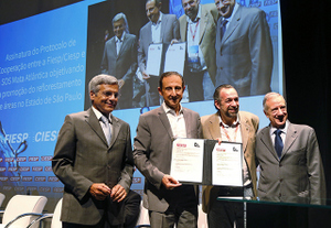 Na foto, Eduardo San Martin, diretor de Meio Ambiente da Fiesp e do Ciesp (da esquerda para a direita); Paulo Skaf, presidente da Fiesp e do Ciesp; Mario Mantovani, diretor institucional da Fundação SOS Mata Atlântica; e Nelson Pereira dos Santos, vice-presidente da Fiesp e diretor titular do Departamento de Meio Ambiente da entidade. Foto: Ayrton Vignola/Fiesp Imagem relacionada a matéria - Id: 1550517812