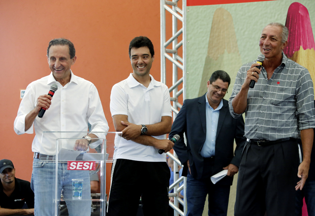 Skaf, à esquerda, e Kallango, patrono da quadra poliesportiva do CAT, ao microfone: dia de boas notícias em Mogi Guaçu. Foto: Ayrton Vignola/Fiesp Skaf, à esquerda, e Kallango, patrono da quadra poliesportiva do CAT, ao microfone: dia de boas notícias em Mogi Guaçu. Foto: Ayrton Vignola/Fiesp