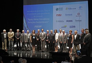 Paulo Skaf e representantes da universidade após assinatura da parceria. Foto: Ayrton Vignola/Fiesp Imagem relacionada a matéria - Id: 1550517812