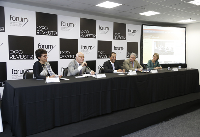 A reunião do Deconcic na Expo Revestir: tom de otimismo quanto aos rumos do setor. Foto: Everton Amaro/Fiesp A reunião do Deconcic na Expo Revestir: tom de otimismo quanto aos rumos do setor. Foto: Everton Amaro/Fiesp