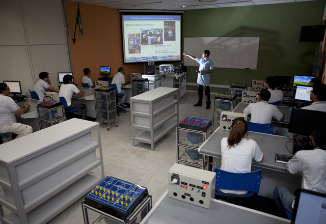 Sala de aula da escola do Senai-SP no Tatuapé: referência para a formação de mão de obra na área. Foto: Everton Amaro/Fiesp
