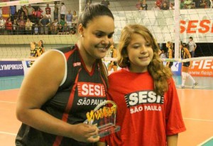 Suelen com o troféu Viva Vôlei. Foto: Fiesp Imagem relacionada a matéria - Id: 1553208386