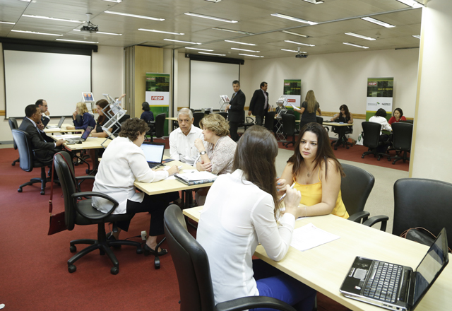 Na Sala de Crédito da Fiesp, empresários recebem atendimento personalizado de instituições financeiras. Foto: Tâmna Waqued/Fiesp Imagem relacionada a matéria - Id: 1552977596