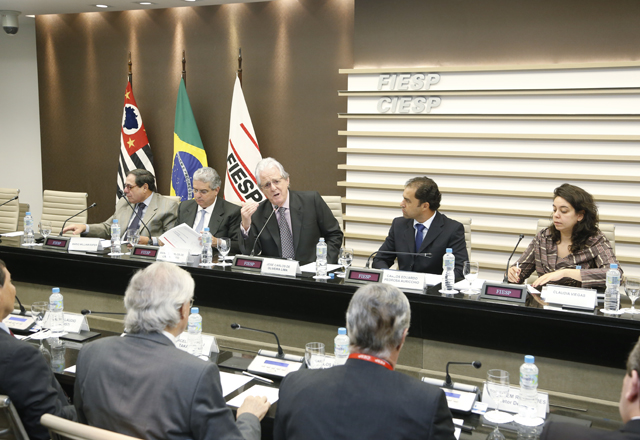 Oliveira Lima, ao centro, na reunião do Consic: mão de obra pouco qualificada. Foto: Tâmna Waqued/Fiesp Imagem relacionada a matéria - Id: 1606605093