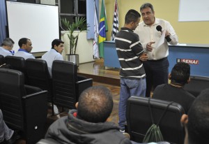 Antônio Carlos Fiola, do Sindirepa, entrega carta garantindo a contratação de formando do Senai. Foto: Beto Moussali/FIESP Imagem relacionada a matéria - Id: 1611536727