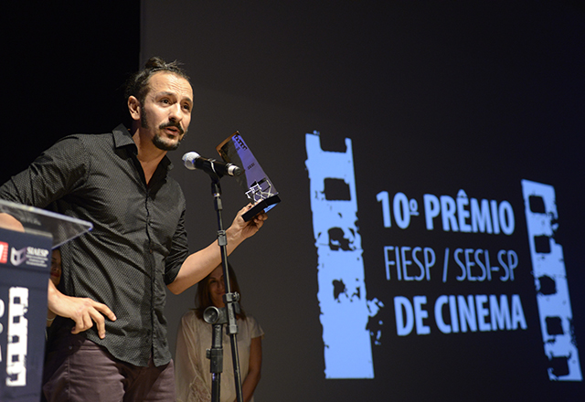 O ator pernambucano Irandhir Santos ganhou o 10º Prêmio Fiesp/Sesi-SP de Cinema na categoria melhor ator com seu trabalho em "Tatuagem". Foto: Everton Amaro/Fiesp Imagem relacionada a matéria - Id: 1580164021
