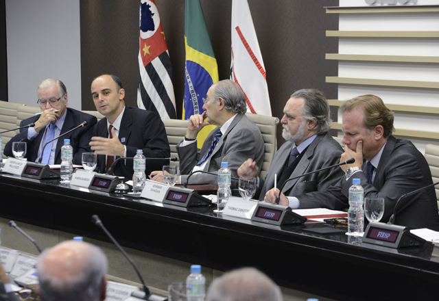 Rizzo, ao microfone: “Estamos tentando separar comércio de diplomacia”. Foto: Helcio Nagamine/Fiesp Rizzo, ao microfone: “Estamos tentando separar comércio de diplomacia”. Foto: Helcio Nagamine/Fiesp