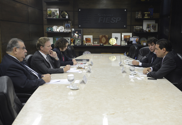 Diretores da Fiesp, Antonio Bessa e Thomaz Zanotto (esq.) e representante do CAF (dir.) em reunião na sede da federação. Foto: Helcio Nagamine/Fiesp Imagem relacionada a matéria - Id: 1550422654