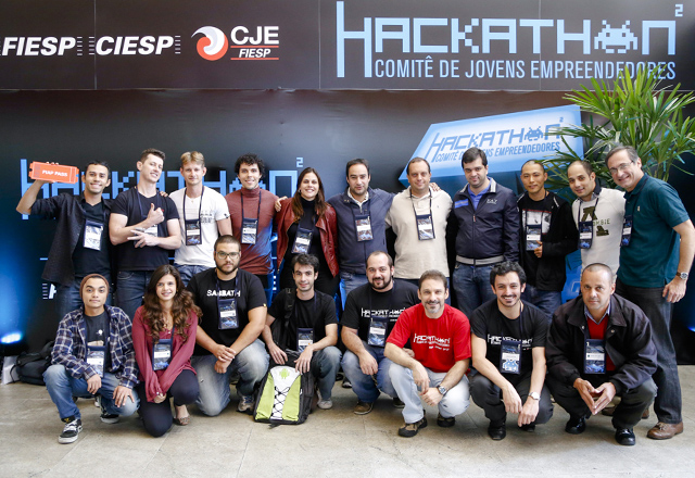 Gomide, ao centro, de azul, acompanhado dos vencedores das três equipes campeãs do Hackaton: 200 participantes na maratona de desenvolvimento de aplicativos. Foto: Tâmna Waqued/Fiesp Gomide, ao centro, de azul, acompanhado dos vencedores das três equipes campeãs do Hackaton: 200 participantes na maratona de desenvolvimento de aplicativos. Foto: Tâmna Waqued/Fiesp