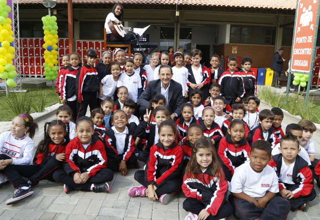 Skaf com os alunos do Sesi-SP em Diadema: 18 salas de aula reformadas. Foto: Tâmna Waqued/Fiesp Skaf com os alunos do Sesi-SP em Diadema: 18 salas de aula reformadas. Foto: Tâmna Waqued/Fiesp