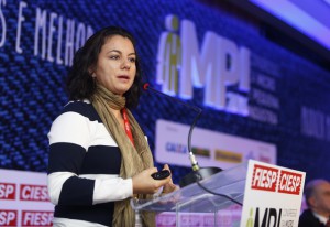 Fernanda: apenas a versão “agora”. Foto: Everton Amaro/Fiesp Fernanda: apenas a versão “agora”. Foto: Everton Amaro/Fiesp