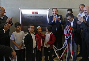 Skaf com alunos e autoridades na inauguração da escola do Sesi-SP em Franca. Foto: Ayrton Vignola/Fiesp Skaf com alunos e autoridades na inauguração da escola do Sesi-SP em Franca. Foto: Ayrton Vignola/Fiesp