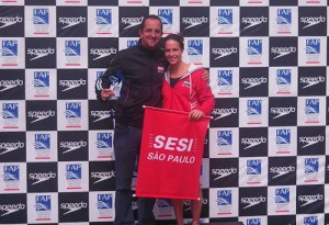 O técnico Fernando Vanzella e a nadadora Giovanna Diamante, destaque individual do Sesi-SP na competição. Foto: Sesi-SP Imagem relacionada a matéria - Id: 1553511319