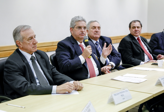 Rossitto, ao microfone, e Reis, à esquerda: ações para dar maior disciplina ao setor. Foto: Tâmna Waqued/Fiesp Rossitto, ao microfone, e Reis, à esquerda: ações para dar maior disciplina ao setor. Foto: Tâmna Waqued/Fiesp