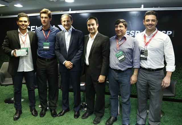 Skaf e os vencedores do Acelera: apoio ao empreendedorismo. Foto: Tâmna Waqued/Fiesp Skaf e os vencedores do Acelera: apoio ao empreendedorismo. Foto: Tâmna Waqued/Fiesp
