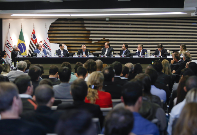 Em noite de plateia lotada, a reunião do CJE discutiu a democratização da informação. Foto: Tâmna Waqued/Fiesp Em noite de plateia lotada, a reunião do CJE discutiu a democratização da informação. Foto: Tâmna Waqued/Fiesp