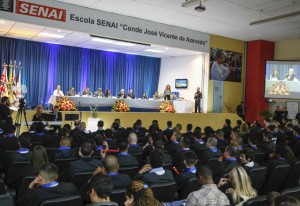 Alunos da escola Senai do Ipiranga celebram formatura na noite desta quarta-feira (11/06). Foto: Tâmna Waqued/Fiesp Imagem relacionada a matéria - Id: 1624195223