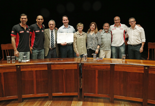 Alexandre Pflug, diretor de Esportes e Qualidade de Vida do Sesi-SP, e o prefeito de Jaguariuna. Foto: Ayrton Vignola/Fiesp Imagem relacionada a matéria - Id: 1550923630