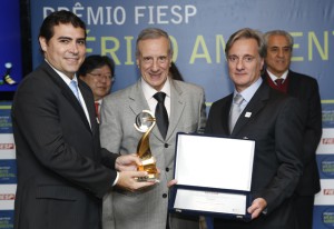 A partir da esquerda: Santos, Reis e Rossi. Sustentabilidade em toda a organização. Foto: Everton Amaro/Fiesp A partir da esquerda: Santos, Reis e Rossi. Sustentabilidade em toda a organização. Foto: Everton Amaro/Fiesp