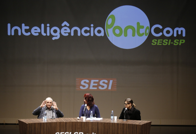 InteligênciaPontoCom celebra 50 anos do Teatro Popular do Sesi-SP com plateia lotada e bate-papo entre o ator Elias Gleizer, a jornalista Rogéria Gomes e a atriz Bárbara Paz. Foto: Everton Amaro/Fiesp Imagem relacionada a matéria - Id: 1552985802