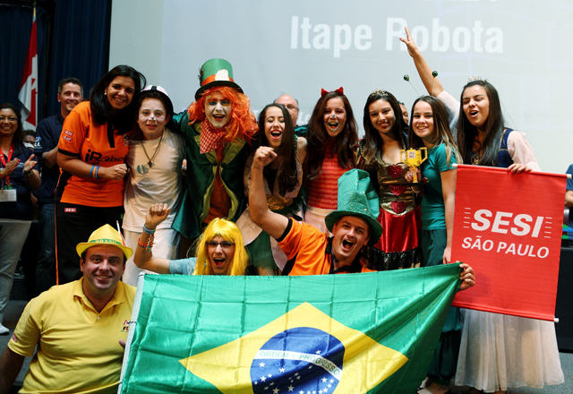 Os alunos do Sesi-SP de Itapetininga comemoram as conquistas de Toronto. Foto: Divulgação Os alunos do Sesi-SP de Itapetininga comemoram as conquistas de Toronto. Foto: Divulgação