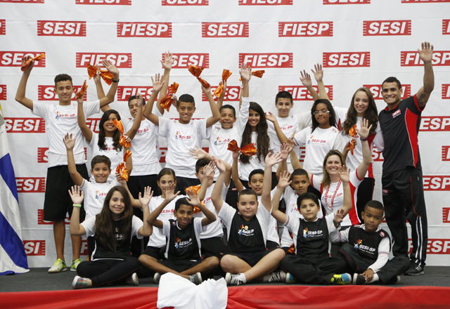 Mendonça, à direita. com os embaixadores da unidade de Diadema: exemplo. Foto: Tâmna Waqued/Fiesp Mendonça, à direita. com os embaixadores da unidade de Diadema: exemplo. Foto: Tâmna Waqued/Fiesp