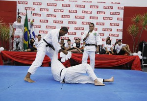 Mendonça, ao microfone: “O esporte me deu tudo o que tenho”. Foto: Tâmna Waqued/Fiesp Mendonça, ao microfone: “O esporte me deu tudo o que tenho”. Foto: Tâmna Waqued/Fiesp