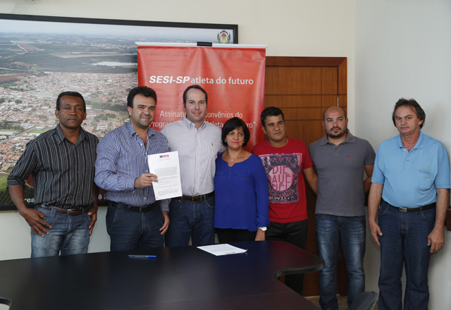 O prefeito Pedro Franco com o convênio assinado em mãos ao lado do diretor de Esportes e Qualidade de Vida do Sesi-SP, Alexandre Pflug. Foto: Ayrton Vignola/Fiesp Imagem relacionada a matéria - Id: 1550694865