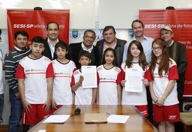 Pflug (o segundo da direita para a esquerda) e autoridades em Itapeva: “O jovem precisa de educação e o esporte traz essa possibilidade”. Foto: Ayrton Vignola/Fiesp Pflug (o segundo da direita para a esquerda) e autoridades em Itapeva: “O jovem precisa de educação e o esporte traz essa possibilidade”. Foto: Ayrton Vignola/Fiesp