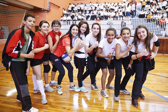 Michelle, ao centro, com alunos do Sesi-SP: “O Sesi-SP fez história no vôlei nacional”. Foto: Divulgação Michelle, ao centro, com alunos do Sesi-SP: “O Sesi-SP fez história no vôlei nacional”. Foto: Divulgação