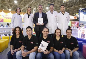 Osvaldo Maia, gerente de Inovação e Tecnologia do Senai-SP, com o livro lançado. Foto: Tâmna Waqued/Fiesp Imagem relacionada a matéria - Id: 1635386087
