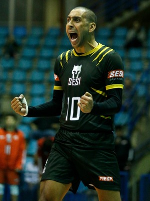 Líbero Serginho com novo uniforme. Brasão simboliza espírito guerreiro das equipes de esporte de alto rendimento do Sesi-SP. Foto: Everton Amaro/Fiesp Imagem relacionada a matéria - Id: 1563216373