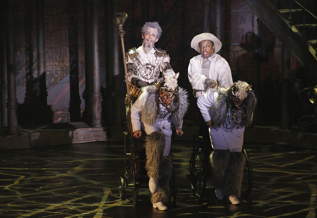 Jorge Maya (à direita), fiel escudeiro do protagonista Cleto Baccic (Dom Quixote/Miguel de Cervantes). Foto: Beto Moussalli/Fiesp Imagem relacionada a matéria - Id: 1579665493