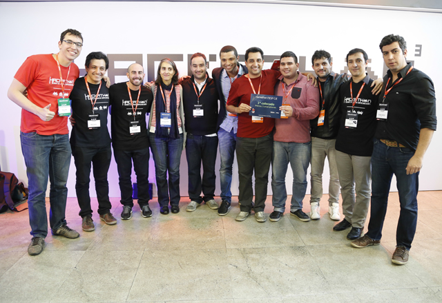 Na foto, integrantes da equipe Next5, vencedores na categoria Automobilítica posam com representantes da Renault e do Comitê de Jovens Empreendedores. Foto: Tâmna Waqued/Fiesp Imagem relacionada a matéria - Id: 1614461971