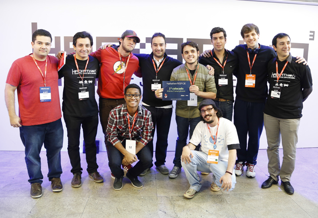 Os vencedores na categoria Indústria Eletrônica com o projeto Live Cube. Foto: Tâmna Waqued/Fiesp Imagem relacionada a matéria - Id: 1553297216