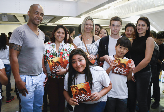 Alunos Álvaro Coelho Jesus (atrás) e Vinícius Kenji (frente) e a professora Solange Moreira (centro) após o espetáculo. Foto: Tâmna Waqued/Fiesp Imagem relacionada a matéria - Id: 1544925558