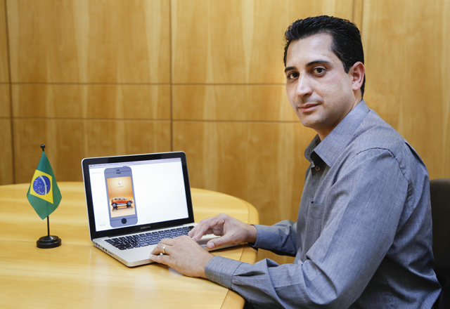 William Walter da Silva, com a interface do aplicativo: vitória vai dar ao grupo a chance de conhecer a sede da Renault na França. Foto: Tâmna Waqued/Fiesp Imagem relacionada a matéria - Id: 1614461971