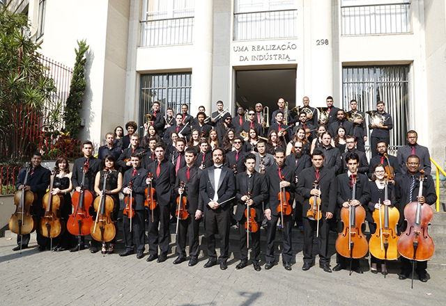 Os músicos da Orquestra Filarmônica Senai-SP com o maestro Thomaz Ferreira Martins: envolvimento e orgulho. Foto: Everton Amaro/Fiesp Os músicos da Orquestra Filarmônica Senai-SP com o maestro Thomaz Ferreira Martins: envolvimento e orgulho. Foto: Everton Amaro/Fiesp