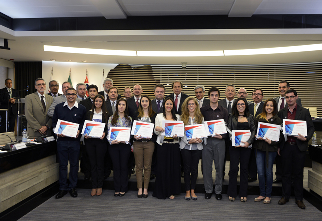 Presidente da Fiesp, Benjamin Steinbruch (ao centro), com alunos que representaram os grupos vencedores de 11 universidades participantes do prêmio “Água Ideias Inovadoras - Soluções Sustentáveis”. Foto: Helcio Nagamine/Fiesp Imagem relacionada a matéria - Id: 1552977596