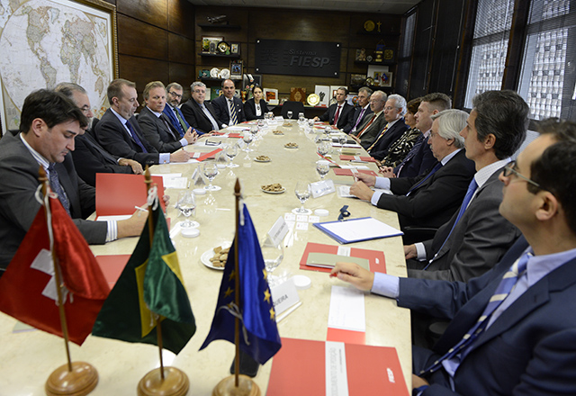 Membros do Derex e representantes europeus. Foto: Hélcio Nagamine Imagem relacionada a matéria - Id: 1606290578