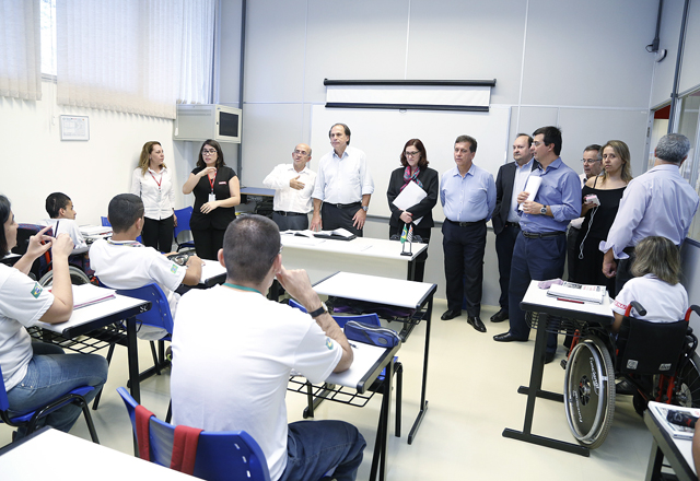 Benjamin Steinbruch, Débora Botelho, Ricardo Terra e Rafael Cervone (camisa azul) na escola do Senai-SP em Itu. Foto: Tâmna Waqued/Fiesp Imagem relacionada a matéria - Id: 1561010550