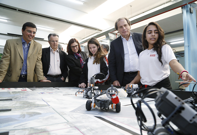 Cervone, Fernando Carvalho, Débora Cypriano Botelho e Benjamin Steinbruch conversam com alunas do Sesi-SP. Foto: Tâmna Waqued/Fiesp Imagem relacionada a matéria - Id: 1561010550