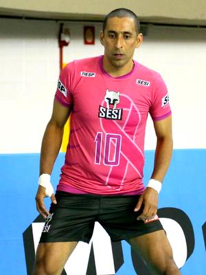 Serginho com a camisa estilizada pela campanha Outubro Rosa. Foto: Lucas Dantas/Sesi-SP Divulgação Imagem relacionada a matéria - Id: 1643140787