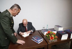 Cosme Degenar Drumond autografou exemplares do livro “Indústria de Defesa do Brasil”. Foto: Everton Amaro/Fiesp Imagem relacionada a matéria - Id: 1555930006
